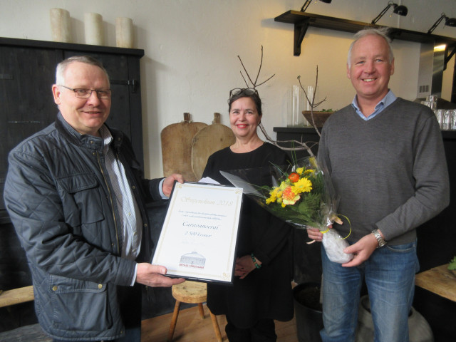 Ralph Brodin och Leif Jansson delar ut stipendium och blommor till Pia Lundström