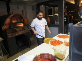 Pizzabagaren Tarek Ayache i farten vid bakbordet