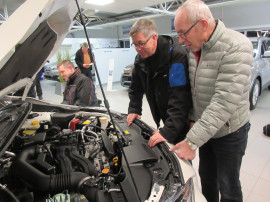 Gunnar Nälsén och Bengt Larsson kollar motorrummet