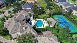 Sandra Bullocks hus med sin San Juan fiberglaspool modell Dolphin