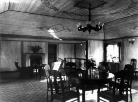 Forsbacka värdshus, rökhallen 1 trappa. Foto: Carl Larsson, 1920-talets början.