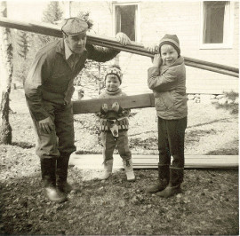 Stefan, i mitten, bygger hus på Eskön 1969 till-sammans med pappa Henry och bror Thomas.