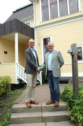 Arnfinn Fredriksson hälsar ANdreas Garp välkommen