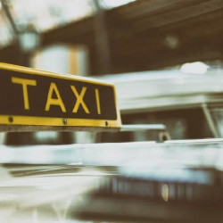 Ny rapport föreslår en reformerad taxibransch med licensavgift.